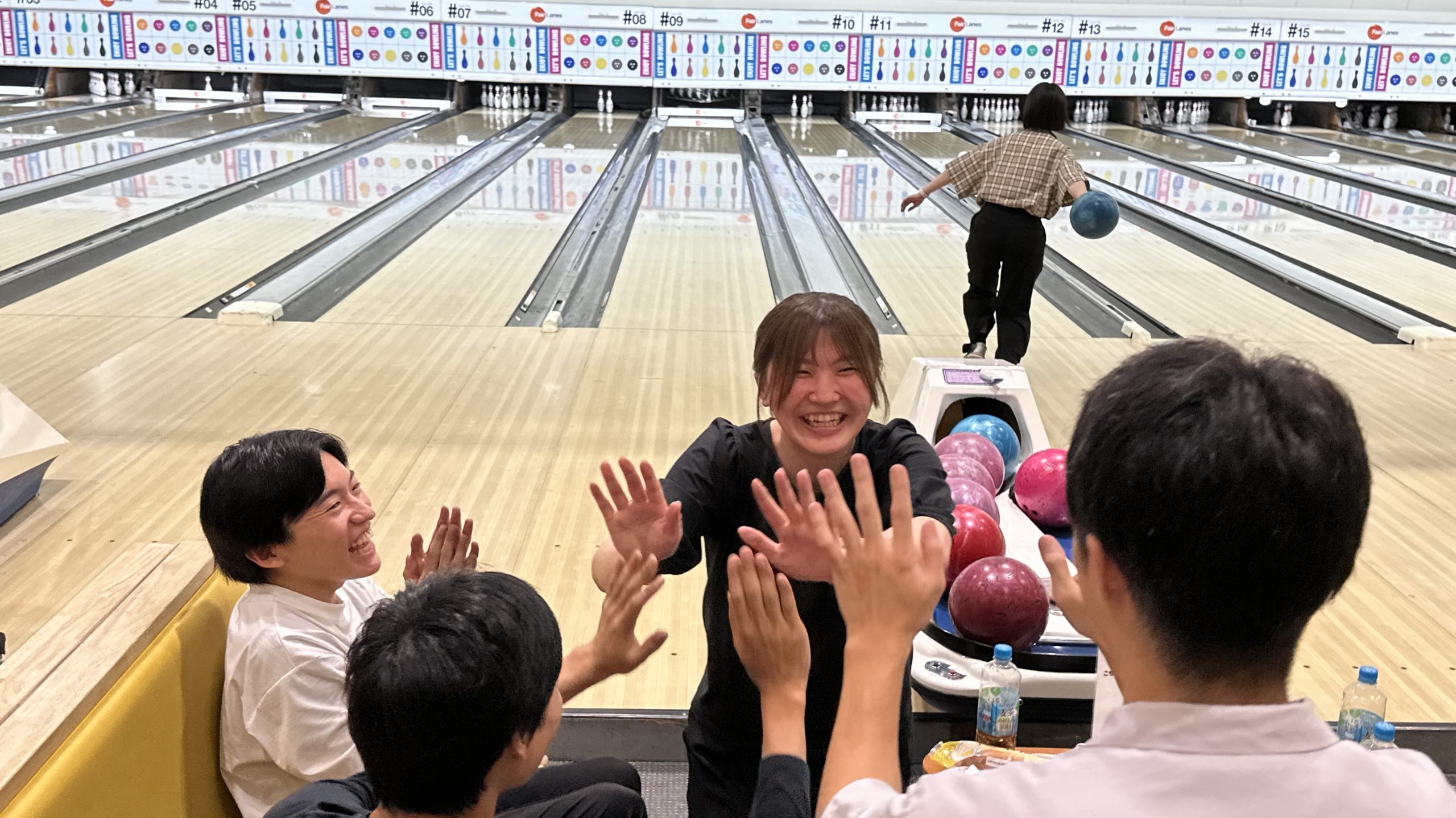 ボウリング大会歓喜のストライク